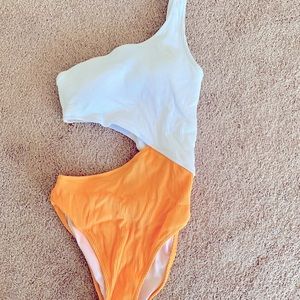 One Piece, One Shoulder, Swimsuit with cut out